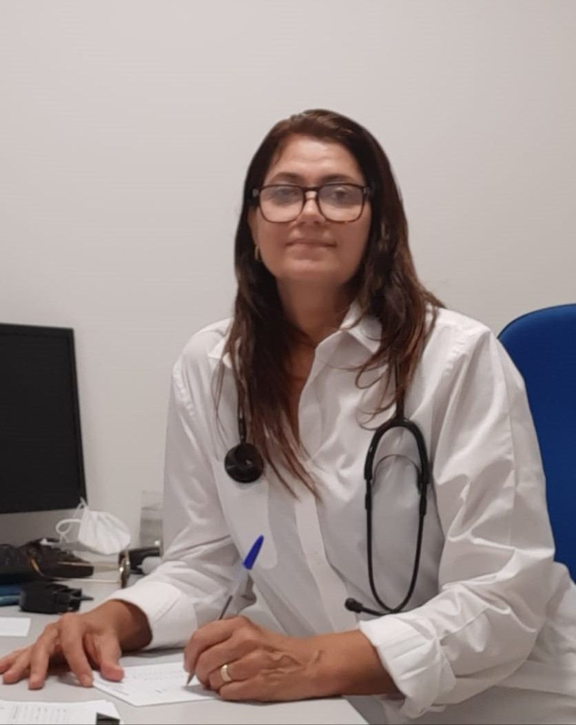 Dra. Cátia Coviello em seu consultório